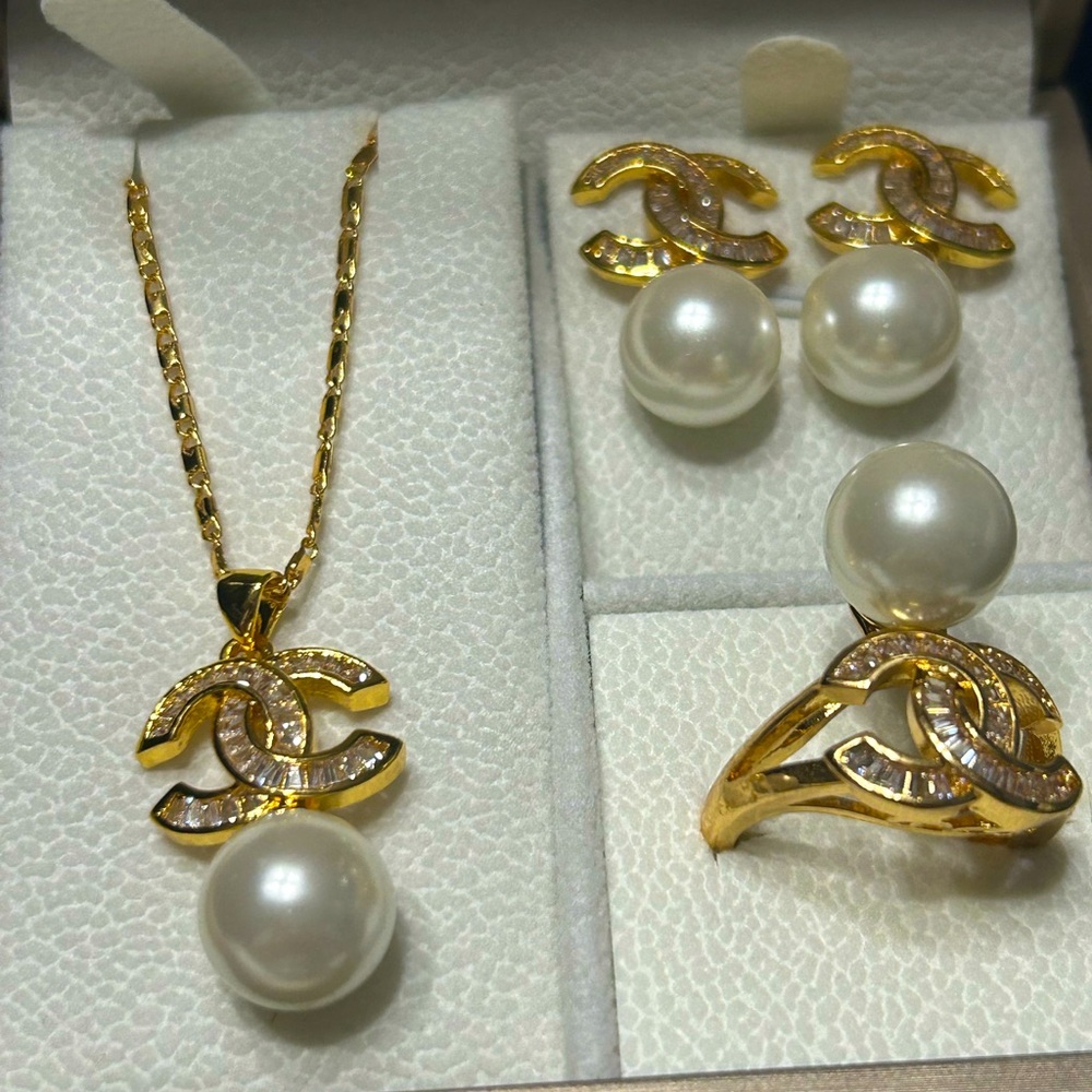 Elegant Gold and Pearl Jewelry Set